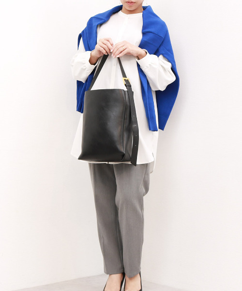 cache cache（カシュ カシュ）の「カシュカシュ cachecache / アシンメトリーバックル付きホーボーバッグ（ショルダーバッグ・レディース・イエロー/アイボリー/ブラック・FREE）」の5枚目の写真