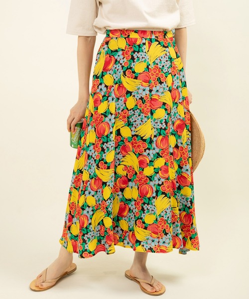 CHILD WOMAN（チャイルドウーマン）の「フルーツ柄 レーヨンエットスカート（スカート・レディース・ブラック・38/36）」の4枚目の写真