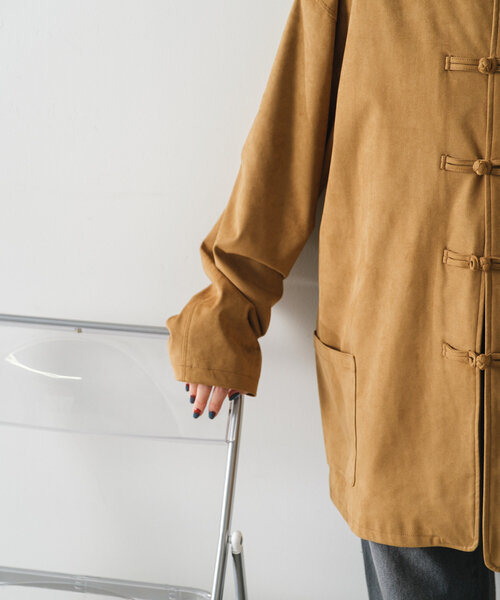 WHIMSIC(ウィムジック)の「【UNISEX/2サイズ展開】ヴィーガンスウェードレザーチャイナジャケット(その他アウター・メンズ・キャメル/ブラック/アイボリー・1/2)」の5枚目の写真