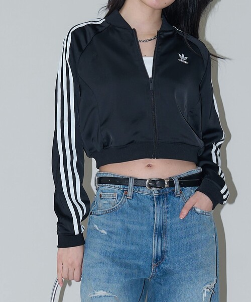 adidas（アディダス）の「adidas/アディダス アディカラー サテン トラックトップ　限定展開（カーディガン/ボレロ・レディース・ブラック・LARGE/MEDIUM）」の2枚目の写真