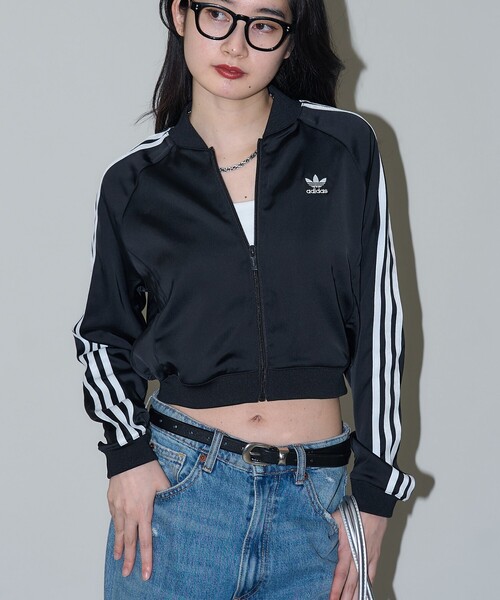 adidas（アディダス）の「adidas/アディダス アディカラー サテン トラックトップ　限定展開（カーディガン/ボレロ・レディース・ブラック・LARGE/MEDIUM）」の3枚目の写真