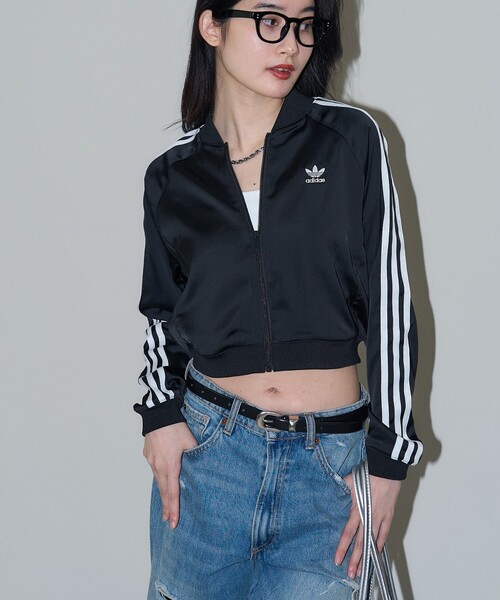 adidas（アディダス）の「adidas/アディダス アディカラー サテン トラックトップ　限定展開（カーディガン/ボレロ・レディース・ブラック・LARGE/MEDIUM）」の5枚目の写真