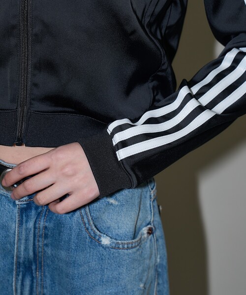 adidas（アディダス）の「adidas/アディダス アディカラー サテン トラックトップ　限定展開（カーディガン/ボレロ・レディース・ブラック・LARGE/MEDIUM）」の17枚目の写真