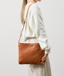 A_W（アウ）の「A_W アウ / HOK SACOCHE フルベジタブルタンニンシュリンクレザーホックサコッシュ 牛革ショルダーバッグ / AB-009（ショルダーバッグ）」