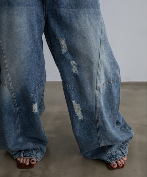 VACANCY（ヴァカンシー）の「裾デザインダメージカーブデニム（デニムパンツ・レディース・ライトブルー・LARGE/MEDIUM/X-LARGE）」の16枚目の写真