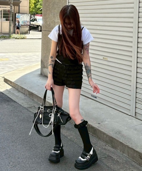 XU（エックスユー）の「【Never mind the XU】belt shoulder bag / 【ネバーマインド ザ エックスユー】ベルトショルダーバッグ（ショルダーバッグ・レディース・ブラウン/ブラック・ONE SIZE）」の4枚目の写真
