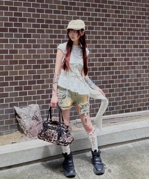 XU（エックスユー）の「【Never mind the XU】belt shoulder bag / 【ネバーマインド ザ エックスユー】ベルトショルダーバッグ（ショルダーバッグ・レディース・ブラウン/ブラック・ONE SIZE）」の21枚目の写真