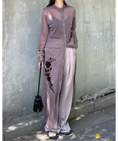 LE CIEL BLEU(ルシェルブルー)の「シアーシャツドレスwフロッキーフラワー / Sheer Shirt Dress w/Flocked Flower(ワンピース・レディース・ブラック/ライトグリーン/ブラウン・38/36)」の2枚目の写真