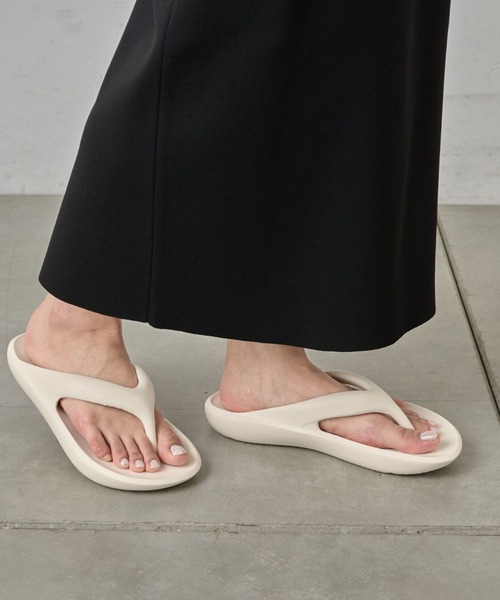 COLONY 2139（コロニートゥーワンスリーナイン）の「マシュマロトングサンダル（サンダル・レディース・ホワイト/ブラック/グリーン・LARGE/MEDIUM）」の2枚目の写真