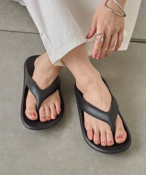 COLONY 2139（コロニートゥーワンスリーナイン）の「マシュマロトングサンダル（サンダル・レディース・ホワイト/ブラック/グリーン・LARGE/MEDIUM）」の3枚目の写真