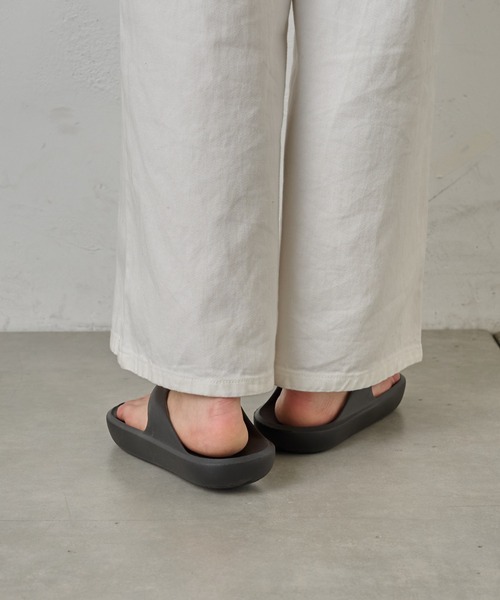 COLONY 2139（コロニートゥーワンスリーナイン）の「マシュマロトングサンダル（サンダル・レディース・ホワイト/ブラック/グリーン・LARGE/MEDIUM）」の16枚目の写真