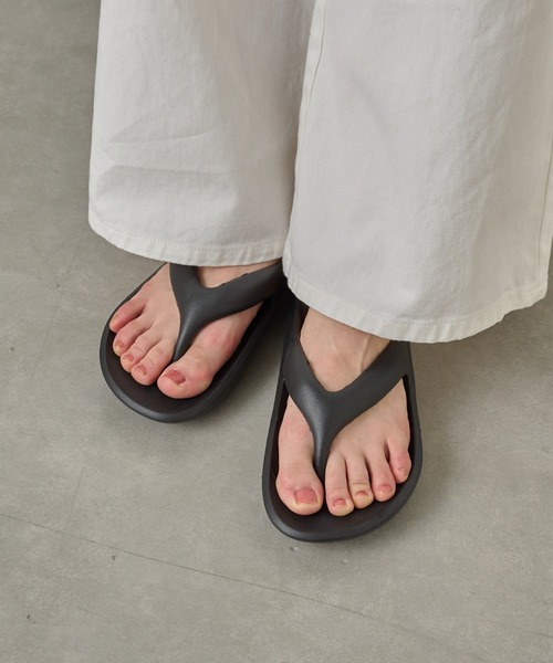 COLONY 2139（コロニートゥーワンスリーナイン）の「マシュマロトングサンダル（サンダル・レディース・ホワイト/ブラック/グリーン・LARGE/MEDIUM）」の15枚目の写真