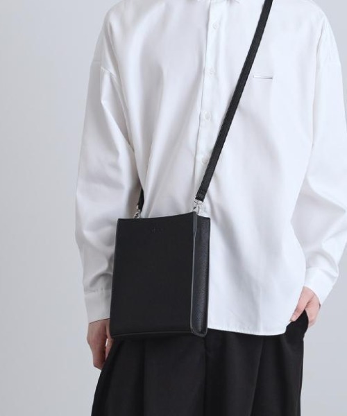 tk.TAKEO KIKUCHI（ティーケータケオキクチ）の「スクエアボックスショルダーバッグ（ユニセックスアイテム）（ショルダーバッグ・メンズ・ブラック系7/グレー系その他3/グレー系その他2/ブラック系/ブラック系その他・00）」の2枚目の写真