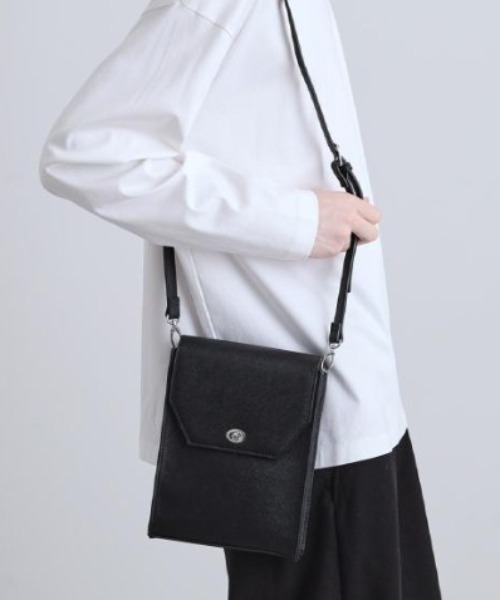 tk.TAKEO KIKUCHI（ティーケータケオキクチ）の「スクエアボックスショルダーバッグ（ユニセックスアイテム）（ショルダーバッグ・メンズ・ブラック系7/グレー系その他3/グレー系その他2/ブラック系/ブラック系その他・00）」の4枚目の写真