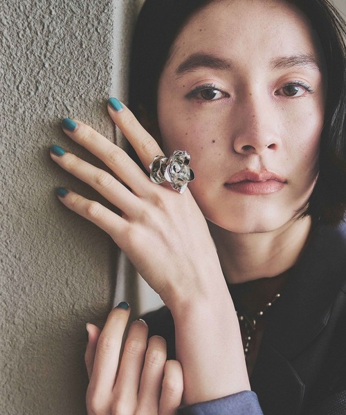 HARE(ハレ)の「ビッグフラワーリング(HARE)(リング・レディース・ブラック/シルバー・FREE)」の4枚目の写真