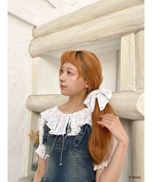 Disney（ディズニー）の「【Disney】ふしぎの国のアリス/トワル・ドゥ・ジュイSTYLEリボンシュシュ（シュシュ・レディース・ブルー/ネイビー・FREE）」の5枚目の写真
