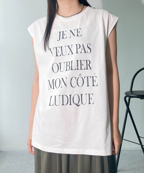 AS KNOW AS plus（アズノゥアズプラス）の「●ノースリロゴプリント サイドスリット入り ビッグサイズTシャツ（Tシャツ/カットソー・レディース・カーキ/オフホワイト/杢グレー・FREE）」の2枚目の写真
