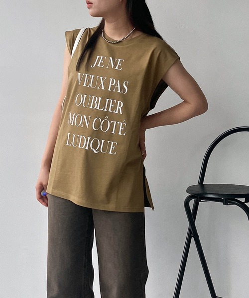 AS KNOW AS plus（アズノゥアズプラス）の「●ノースリロゴプリント サイドスリット入り ビッグサイズTシャツ（Tシャツ/カットソー・レディース・カーキ/オフホワイト/杢グレー・FREE）」の3枚目の写真