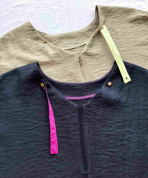 Q（キュー）の「レーヨンスラブネックベルトブラウス（シャツ/ブラウス・レディース・オリーブ/ブラック・MEDIUM）」の6枚目の写真