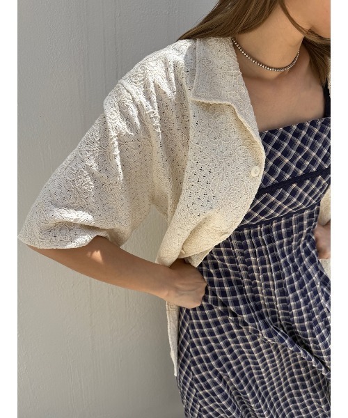 ELCHELE(エルチェレ)の「CORD EMBROIDERY OPEN COLLAR SHIRT(シャツ/ブラウス・レディース・ブラック/ホワイト・FREE)」の3枚目の写真