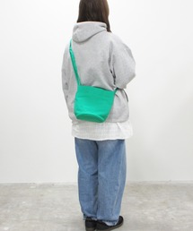 ROUND-BOTTOM SHOULDER