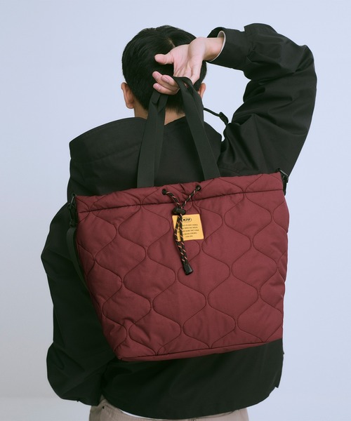 KiU(キウ)の「パデッドドロストトートバッグ(12L)(トートバッグ・レディース・テラコッタ/ブラック/カーキ/アイボリー・FREE)」の2枚目の写真