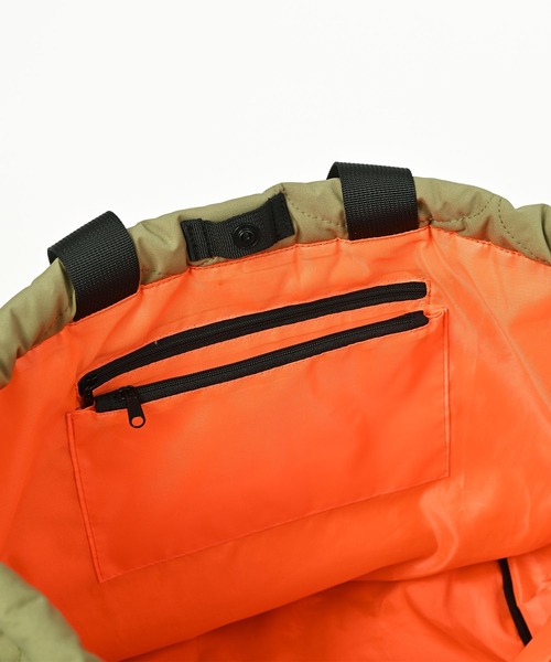 KiU(キウ)の「パデッドドロストトートバッグ(12L)(トートバッグ・レディース・テラコッタ/ブラック/カーキ/アイボリー・FREE)」の12枚目の写真