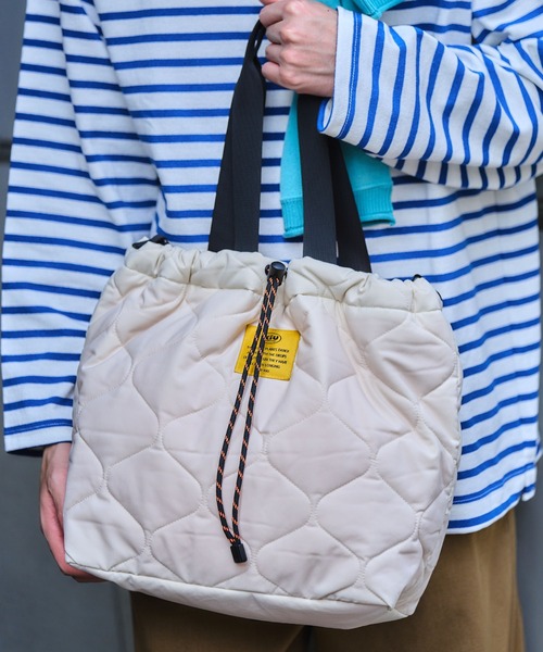 KiU(キウ)の「パデッドドロストトートバッグ(12L)(トートバッグ・レディース・テラコッタ/ブラック/カーキ/アイボリー・FREE)」の20枚目の写真
