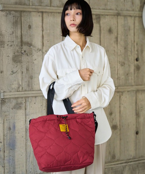 KiU(キウ)の「パデッドドロストトートバッグ(12L)(トートバッグ・レディース・テラコッタ/ブラック/カーキ/アイボリー・FREE)」の16枚目の写真
