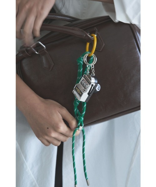 marjour（マージュール）の「SLOT CHARM（キーホルダー・レディース・ネイビー/グリーン・FREE）」の2枚目の写真