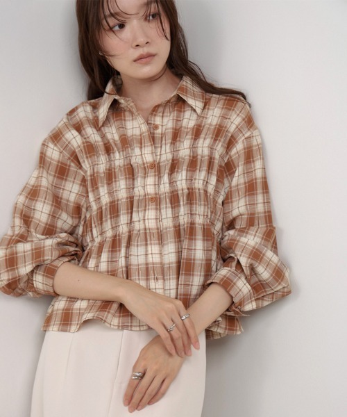 Bab(バブ)の「シャーリングビスチェ風デザインチェックシャツ(シャツ/ブラウス・レディース・ブラウン/ベージュ/ブラック・M)」の2枚目の写真