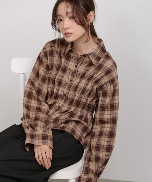 Bab(バブ)の「シャーリングビスチェ風デザインチェックシャツ(シャツ/ブラウス・レディース・ブラウン/ベージュ/ブラック・M)」の3枚目の写真