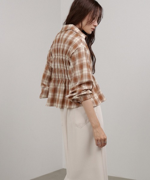 Bab(バブ)の「シャーリングビスチェ風デザインチェックシャツ(シャツ/ブラウス・レディース・ブラウン/ベージュ/ブラック・M)」の6枚目の写真