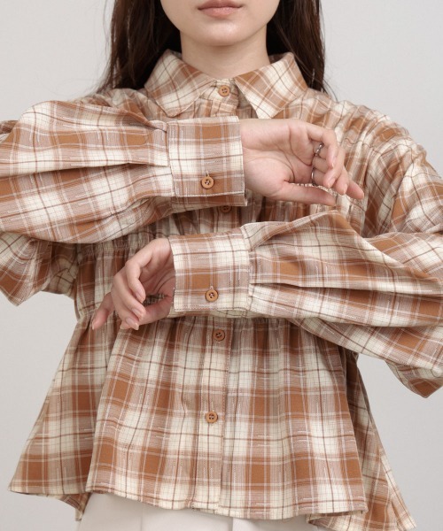 Bab(バブ)の「シャーリングビスチェ風デザインチェックシャツ(シャツ/ブラウス・レディース・ブラウン/ベージュ/ブラック・M)」の14枚目の写真