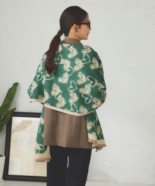 a.v.v（アーヴェヴェ）の「ハート柄ジャガード大判ストール（ストール/ショール・レディース・ブラック/グリーン/ネイビー・38）」の4枚目の写真