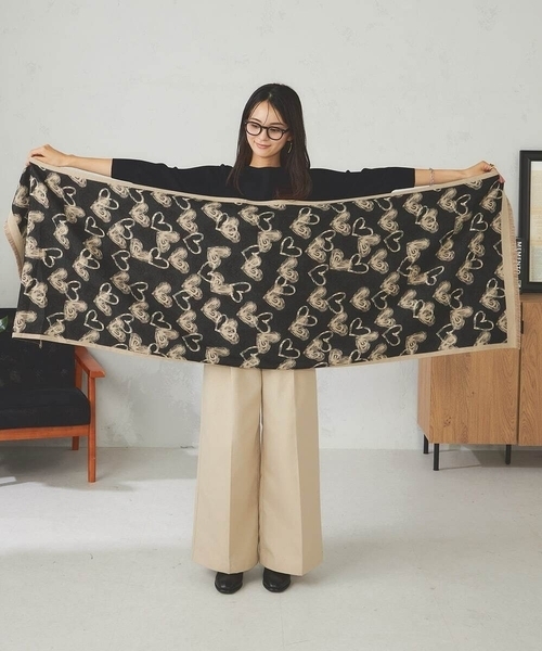 a.v.v（アーヴェヴェ）の「ハート柄ジャガード大判ストール（ストール/ショール・レディース・ブラック/グリーン/ネイビー・38）」の22枚目の写真
