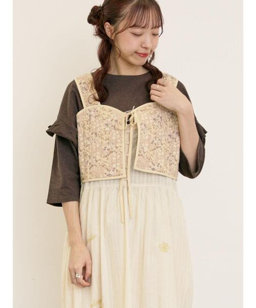 Samansa Mos2(サマンサ モスモス)の「パッチワーク風花柄キルトビスチェ(ベスト・レディース・ブラック/ベージュ/イエロー・F)」の3枚目の写真