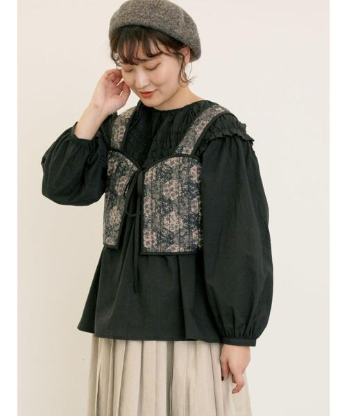 Samansa Mos2(サマンサ モスモス)の「パッチワーク風花柄キルトビスチェ(ベスト・レディース・ブラック/ベージュ/イエロー・F)」の2枚目の写真