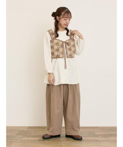 Samansa Mos2(サマンサ モスモス)の「パッチワーク風花柄キルトビスチェ(ベスト・レディース・ブラック/ベージュ/イエロー・F)」の6枚目の写真