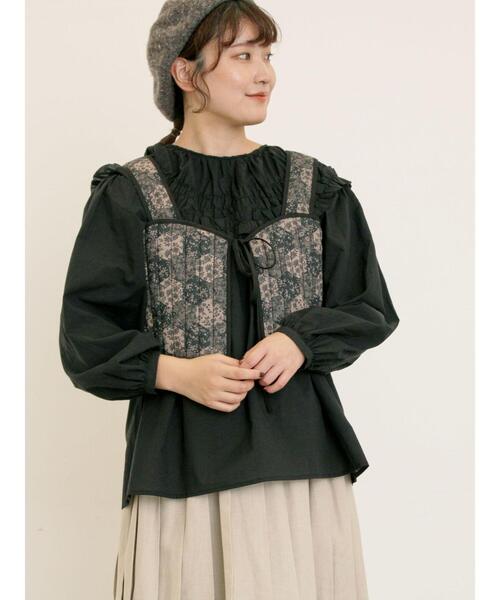 Samansa Mos2(サマンサ モスモス)の「パッチワーク風花柄キルトビスチェ(ベスト・レディース・ブラック/ベージュ/イエロー・F)」の4枚目の写真