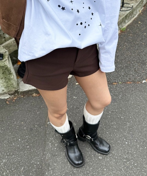 Chiina(チーナ)の「Chiina /Y2Kスリムフィットショートパンツ(その他パンツ・レディース・ホワイト/ブラウン/ベージュ/ブラック・FREE)」の10枚目の写真