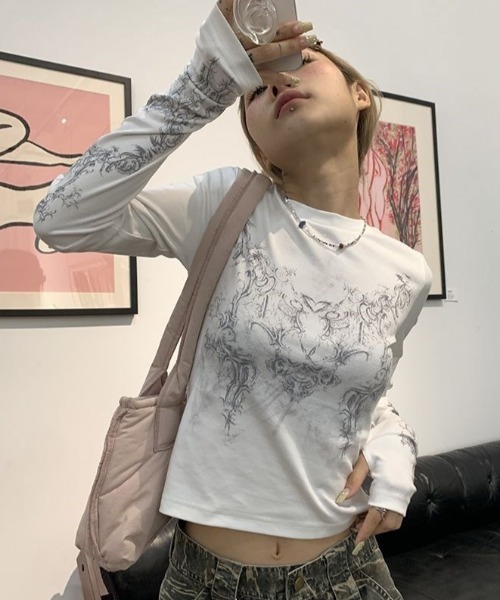 フィンガーホール付き Y2K グランジ プリント デザイン ロンT（Tシャツ