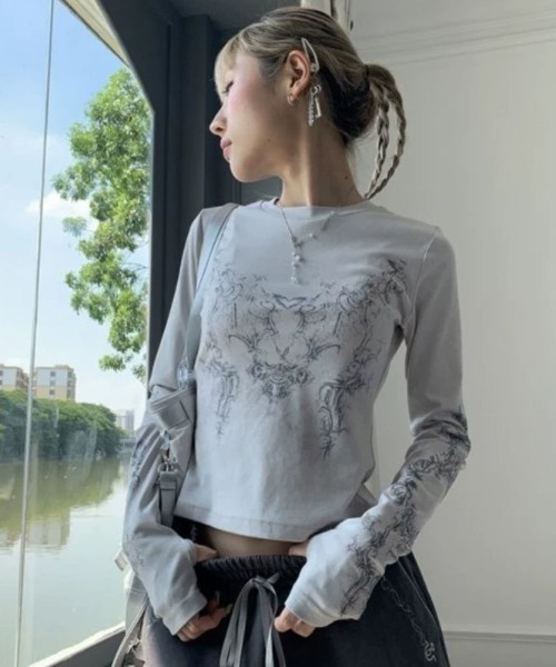 DEVICE（デバイス）の「フィンガーホール付き Y2K グランジ プリント デザイン ロンT（Tシャツ/カットソー・レディース・ホワイト/ブラック・FREE）」の5枚目の写真