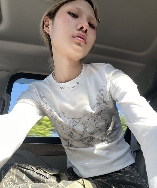 DEVICE（デバイス）の「フィンガーホール付き Y2K グランジ プリント デザイン ロンT（Tシャツ/カットソー・レディース・ホワイト/ブラック・FREE）」の12枚目の写真