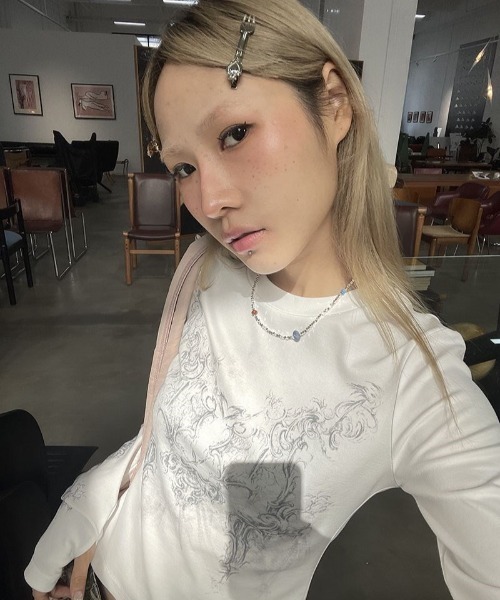 DEVICE（デバイス）の「フィンガーホール付き Y2K グランジ プリント デザイン ロンT（Tシャツ/カットソー・レディース・ホワイト/ブラック・FREE）」の19枚目の写真
