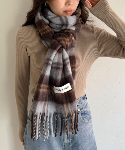 fredy emue（フレディエミュ）の「【秋冬の差し色に】ソフトタッチチェックマフラー 40（マフラー・レディース・ブラウン系その他/ホワイト系その他/ブルー系その他/オレンジ系その他・FREE）」の2枚目の写真