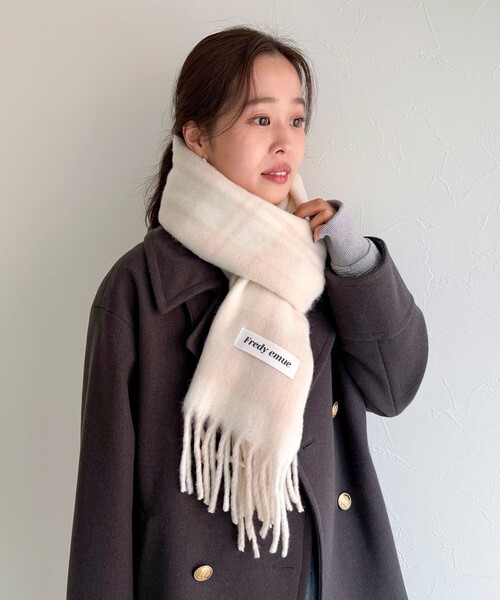 fredy emue（フレディエミュ）の「【秋冬の差し色に】ソフトタッチチェックマフラー 40（マフラー・レディース・ブラウン系その他/ホワイト系その他/ブルー系その他/オレンジ系その他・FREE）」の6枚目の写真