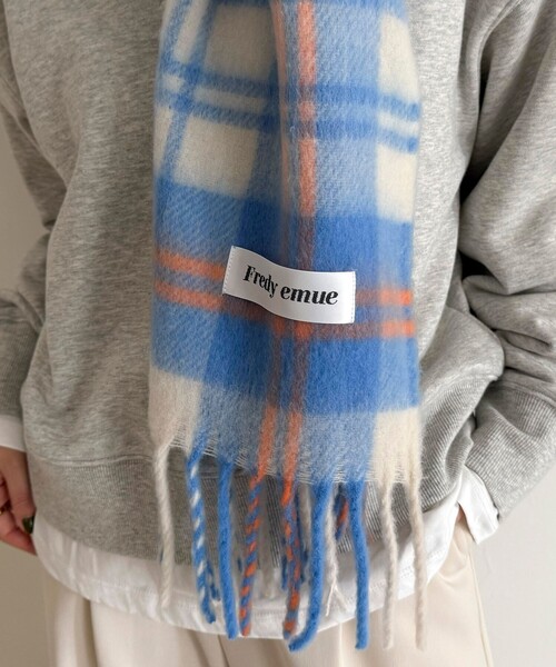 fredy emue（フレディエミュ）の「【秋冬の差し色に】ソフトタッチチェックマフラー 40（マフラー・レディース・ブラウン系その他/ホワイト系その他/ブルー系その他/オレンジ系その他・FREE）」の8枚目の写真