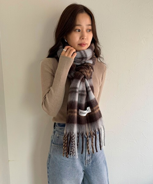 fredy emue（フレディエミュ）の「【秋冬の差し色に】ソフトタッチチェックマフラー 40（マフラー・レディース・ブラウン系その他/ホワイト系その他/ブルー系その他/オレンジ系その他・FREE）」の11枚目の写真