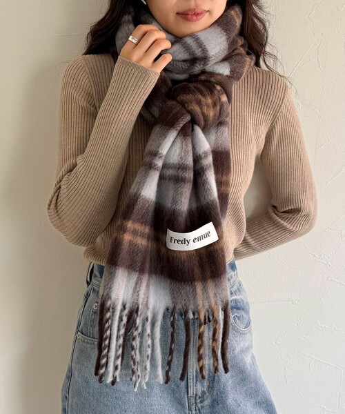 fredy emue（フレディエミュ）の「【秋冬の差し色に】ソフトタッチチェックマフラー 40（マフラー・レディース・ブラウン系その他/ホワイト系その他/ブルー系その他/オレンジ系その他・FREE）」の12枚目の写真